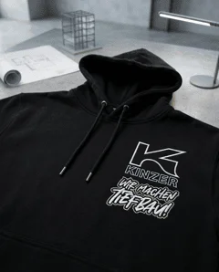 Hoodie wird bestickt